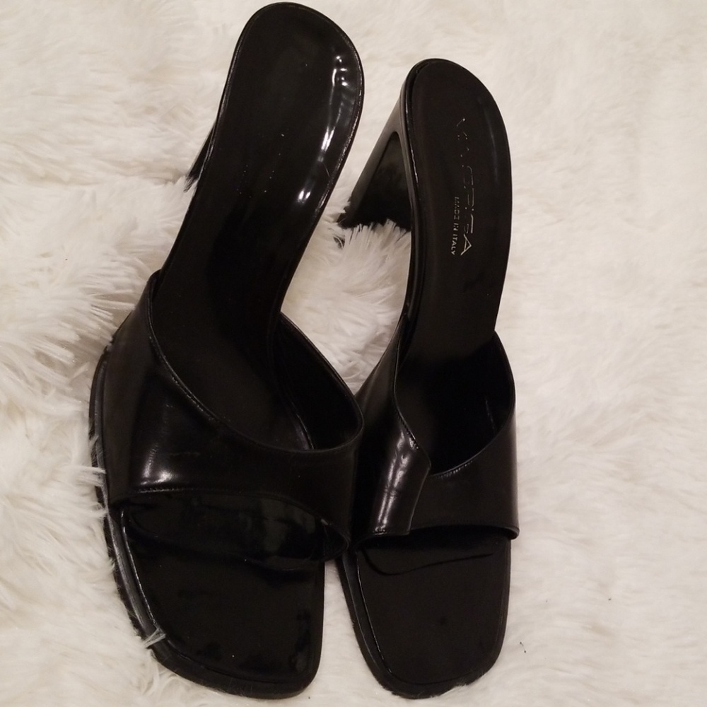 Shoe - Picture 2 of 3
